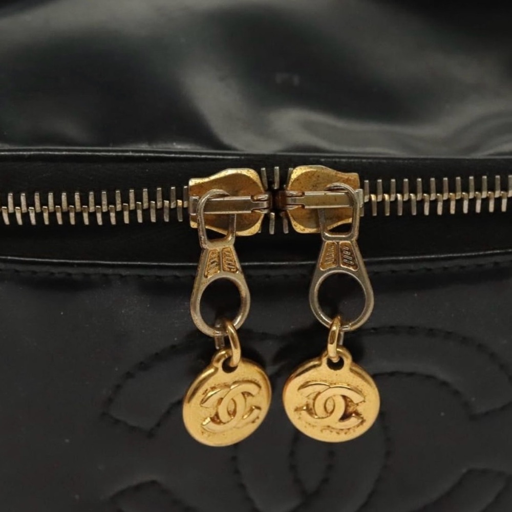 CHANEL - Black Gold Patent Leather top handle Vanity Case - 100% Authentic - Picture 2 of 16
